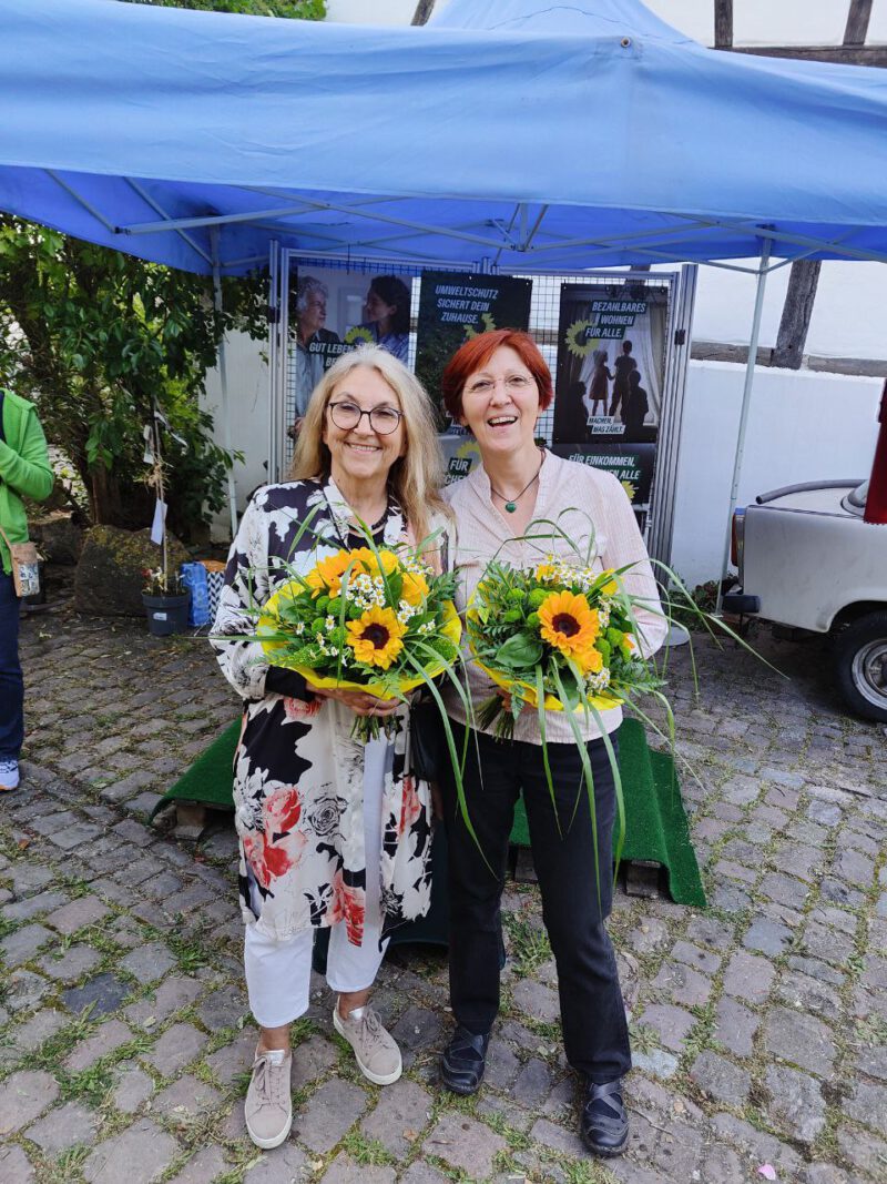 Karin Alter-Hormes und Pia Werner wurden für ihre 25-jährige bzw. 30-jährige Mitgliedschaft geehrt.